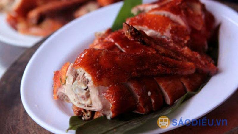 Đĩa hải sản tươi ngon hấp dẫn, bao gồm ghẹ, bề bề, ốc móng tay, mực, đặc sản biển khi du lịch Cô Tô